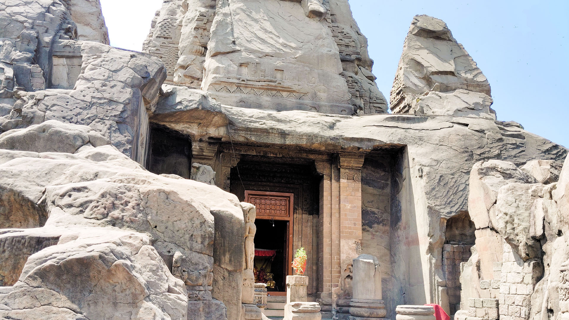 चट्टान काटकर बनाया गया मसरूर मंदिर
